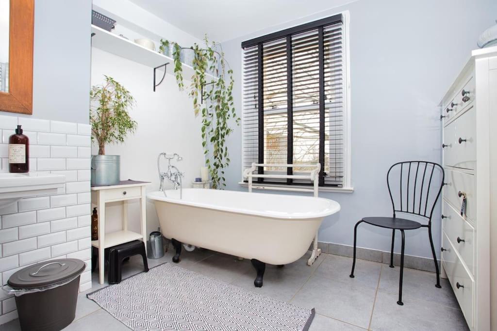 Restful And Cosy 4 Bed Home Minutes From The Beach 桑盖特 外观 照片